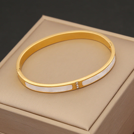 Sparkling Zircon Shell Charm Bangle